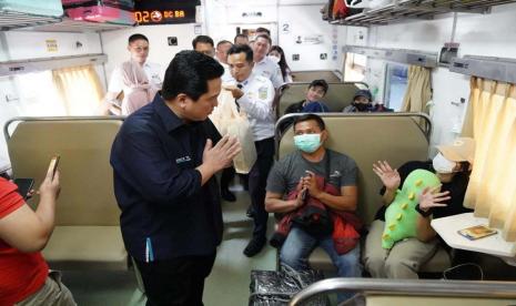 Menteri BUMN Erick Thohir meninjau langsung kesiapan layanan PT KAI dalam menghadapi arus mudik lebaran. 