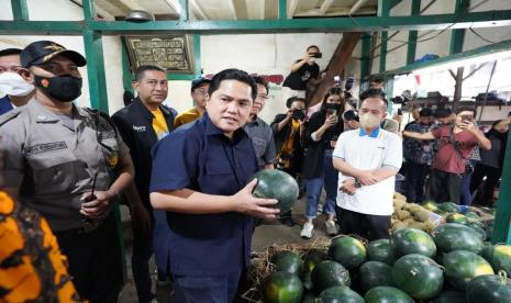 Menteri BUMN Erick Thohir meninjau pelaksanaan digitalisasi transaksi di Pasar Induk Caringin Bandung, Sabtu (13/8/2022). Erick menyebut ada kekuatan luar biasa sehingga Indonesia bisa keluar dari krisis. Ilustrasi.