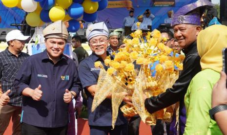 Menteri BUMN Erick Thohir, Menteri Perdagangan Zulkifli Hasan dan  Bupati Langkat Syah Affandin (dari kiri) menerima bunga saat menghadiri HUT ke-273 Kabupaten Langkat, Sumatra Utara, Selasa (17/1/2023). Tak hanya mengajak Erick Thohir, Zulhas juga mengajak beberapa artis andalan PAN antara lain Pasha Ungu, Uya Kuya, serta Eko Patrio yang juga anggota DPR RI Fraksi PAN.