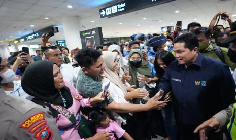 Menteri BUMN Erick Thohir menundukkan kepalanya saat salah satu tetua adat Pulau Nias, Sumatera Utara, memasangkan topi berwarna keemasan di kepalanya. Topi khas Nias itu melengkapi baju adat berwarna kuning dihiasi garis merah.   Hari itu, Sabtu (7/1/2023), bertempat di Taman Kota Gunungsitoli, Erick dianugerahi gelar adat sebagai Balugu Sangeri Banua. Artinya, pengayom negeri. 