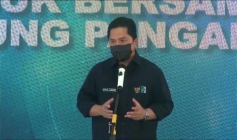 Menteri BUMN Erick Thohir menyaksikan peluncuran produk bersama Warung Pangan di Komplek Pergudangan BGR Logistics Divre Jakarta Utara, Kamis (16/9).