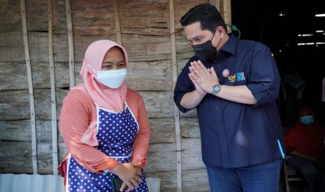 Menteri BUMN Erick Thohir menyambangi kegiatan pelaku UMKM nasabah PT Pemodalan Nasional Madani (PNM) di Desa Kentong, Kecamatan Cepu, Kabupaten Blora, Jawa Tengah, Ahad (22/8).