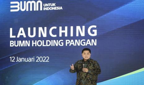 Menteri BUMN Erick Thohir menyampaikan kata sambutan pada Peluncuran BUMN Holding Pangan ID FOOD di halaman Museum Fatahillah, Jakarta, Rabu (12/1/2022). Kehadiran holding BUMN tersebut dapat menciptakan transformasi ekosistem pangan yang terintegrasi dari hulu hingga hilir yang menjadi solusi untuk meningkatkan inklusivitas serta kesejahteraan petani, peternak, dan nelayan.