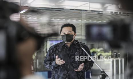 Menteri BUMN Erick Thohir menyampaikan keterangan pers di Gedung Kementerian BUMN, Jakarta, Rabu (2/6/2021). Dalam kesempatan tersebut Menteri BUMN menyampaikan sejumlah perkembangan terkait vaksin Sinovac, vaksin BUMN, maskapai Garuda Indonesia, komisaris BUMN dan Asuransi Jiwasraya. 