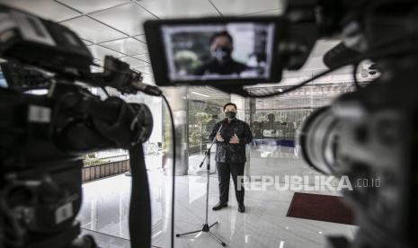 Menteri BUMN Erick Thohir menyampaikan keterangan pers di gedung Kementerian BUMN, Jakarta, Rabu (2/6/2021). Dalam kesempatan tersebut Menteri BUMN menyampaikan sejumlah perkembangan terkait vaksin Sinovac, vaksin BUMN, maskapai Garuda Indonesia, komisaris BUMN dan Asuransi Jiwasraya. 