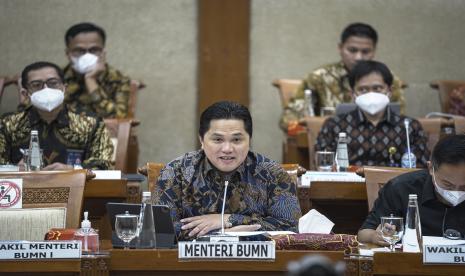 Menteri BUMN Erick Thohir menyampaikan paparan pada rapat kerja dengan Komisi VI DPR di Kompleks Parlemen, Senayan, Jakarta, Selasa (7/6/2022). Rapat tersebut membahas RKP dan RKA K/L Tahun Anggaran 2023, usulan BUMN penerima PMN Tahun Anggaran 2023 serta usulan tentang rencana IPO/Right Issue. 