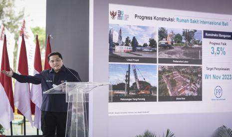 Menteri BUMN Erick Thohir menyampaikan paparan saat meninjau progres pembangunan Kawasan Ekonomi Khusus (KEK) Sanur di Bali, Senin (16/1/2023). KEK Sanur tengah ditransformasikan Kementerian BUMN untuk menjadi destinasi wisata komprehensif yang menonjolkan wisata kesehatan dan pariwisata.