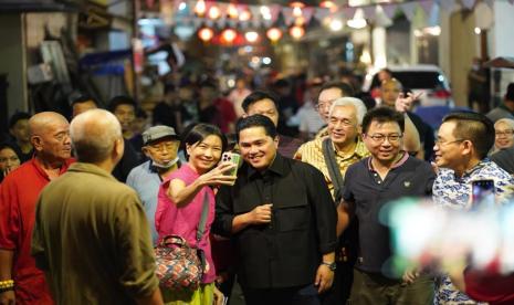 Menteri BUMN Erick Thohir menyapa masyarakat di kawasan Pecinan Semarang, Jawa Tengah, Sabtu (21/1/2023). Kehadiran Erick disambut antusias oleh warga.