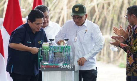 Menteri BUMN Erick Thohir pada acara kick-off Revitalisasi Industri Gula Nasional untuk Ketahanan Pangan dan Energi di Kebun Tebu Temugiring, Mojokerto, Jawa Timur, Senin (10/10/2022). 