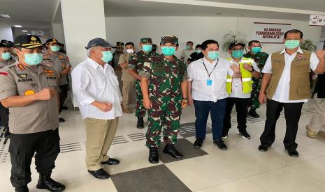 Menteri BUMN Erick Thohir, Panglima TNI Hadi Tjahjanto, Menteri Kesehatan Terawan Agus Putranto, Menteri PUPR Basuki Hadimuljono, dan Kepala BNPB Doni Monardo meninjau kesiapan RS Darurat Penanganan Covid-19 Wisma Atlet di Kemayoran, Jakarta, Ahad (22/3).(Kementerian BUMN)