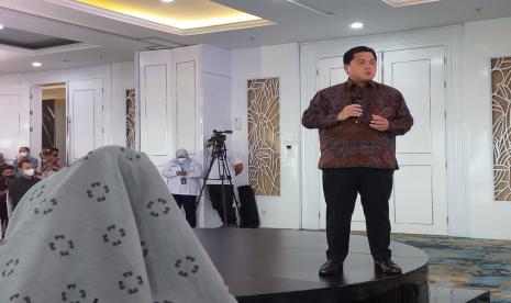 Menteri BUMN Erick Thohir saat konferensi pers capaian dan rencana kerja bertajuk BUMN 2023: Tumbuh dan Kuat untuk Indonesia di kantor Kementerian BUMN, Jakarta, Senin (2/1).