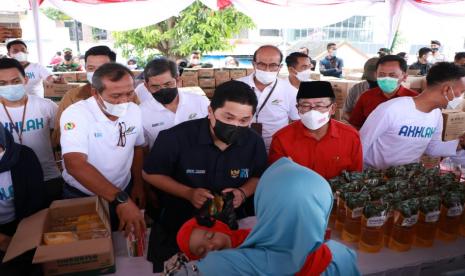 Menteri BUMN Erick Thohir saat memantau Grebek Pasar Murah Minyak Goreng Nusakita milik PTPN Group yang berada di Alun-alun Cianjur, akhir pekan lalu.Anggota holding BUMN pangan atau ID Food, PT Perusahaan Perdagangan Indonesia (PPI), telah mendistribusikan ratusan ribu liter minyak goreng kepada pedagang pasar di Jabodetabek, Jawa Tengah, dan Jawa Barat, sejak 10 Februari 2022.