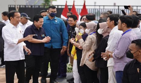 Menteri BUMN Erick Thohir saat mendampingi Presiden Joko Widodo  (Jokowi) meresmikan hunian milenial untuk Indonesia di Samesta Mahata Margonda, Depok, Jawa Barat, Kamis (13/4/2023).