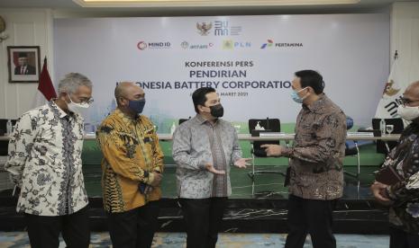 Menteri BUMN Erick Thohir saat menghadiri konferensi pers pendirian Indonesia Battery Corporation (IBC) di Jakarta, Jumat (26/3).