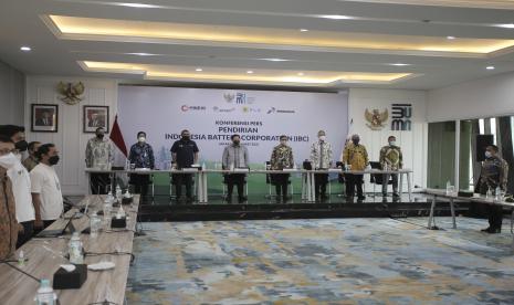 Menteri BUMN Erick Thohir saat menghadiri konferensi pers pendirian Indonesia Battery Corporation (IBC) di Jakarta, Jumat (26/3).