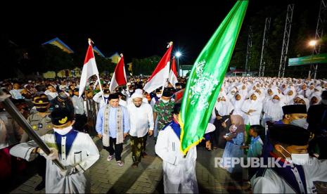 Menteri BUMN Erick Thohir saat menghadiri Majelis Shalawat At-Thohir di Ponpes Salafiyah Syafiiyah, Sukorejo, Situbondo, Jawa Timur, Sabtu (14/5/2022).