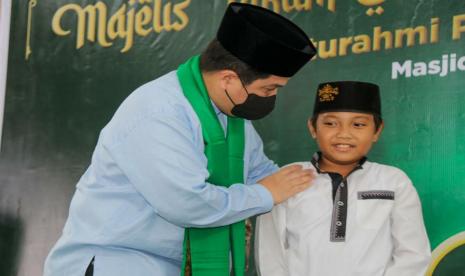 Menteri BUMN, Erick Thohir saat mengunjungi Pondok Pesantren Queen Al-Azhar Pondok Pesantren (Ponpes) Darul Ulum, Jombang