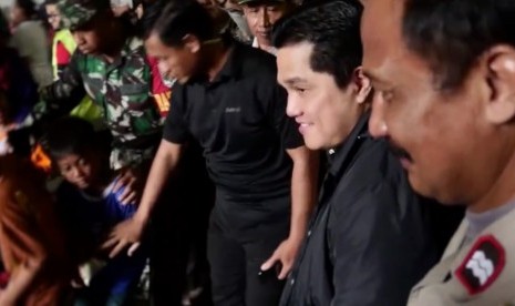 Menteri BUMN, Erick Thohir saat mengunjungi posko pengungsian korban banjir di Jakarta.