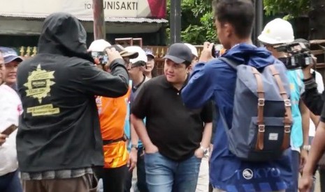 Menteri BUMN, Erick Thohir saat mengunjungi posko-posko pengungsi korban terdampak banjir Jabodetabek.