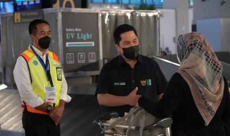 Menteri BUMN Erick Thohir saat meninjau angkutan lebaran 2022 di bandara PT Angkasa Pura II.