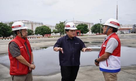 Menteri BUMN Erick Thohir saat meninjau lokasi terdampak terbakarnya pipa TBBM Pertamina Plumpang, Sabtu (4/3/2023). Menteri BUMN Erick Thohir meminta Pertamina meningkatkan sistem mitigasi risikonya.