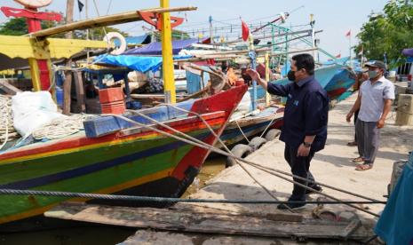 Menteri BUMN, Erick Thohir saat menyambangi kampung nelayan di Blanakan, Subang, Jawa Barat, Sabtu (28/8).