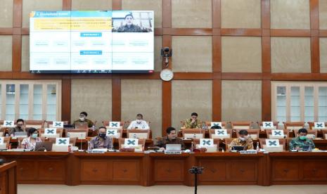 Menteri BUMN Erick Thohir saat rapat kerja dengan Komisi VI DPR di Gedung DPR, Jakarta, Selasa (9/6).