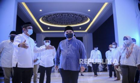 Menteri BUMN Erick Thohir saat tiba untuk menghadiri kegiatan Tabligh Akbar di Masjid At-Thohir, Depok, Jawa Barat, Rabu (27/4/2022). 