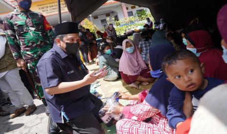 Menteri BUMN Erick Thohir salurkan bantuan untuk korban erupsi semeru. Ahad (12/12).