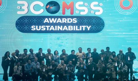 Menteri BUMN Erick Thohir (tengah) berfoto bersama para peraih BCOMSS Awards Sustainability dalam malam puncak BUMN Corporate Communications and Sustainability Summit (BCOMSS) 2023 di Tennis Indoor Stadium Gelora Bung Karno, Senayan, Jakarta, Kamis (9/3/2023).