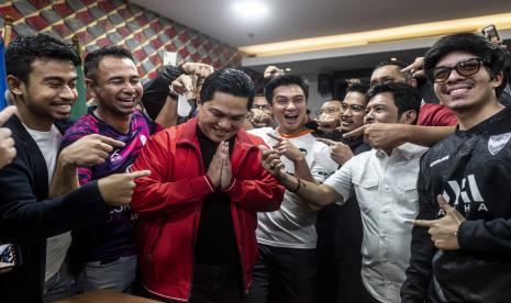 Menteri BUMN Erick Thohir (tengah) berfoto bersama pendukungnya usai menyerahkan berkas pendaftaran calon Ketua Umum PSSI periode 2023-2027 di Kantor PSSI, GBK Arena, Senayan, Jakarta, Ahad (15/1/2023). Erick Thohir masuk menjadi salah satu kandidat calon Ketua Umum PSSI yang akan dipilih pada Kongres Luar Biasa (KLB) pada 16 Februari 2023. 