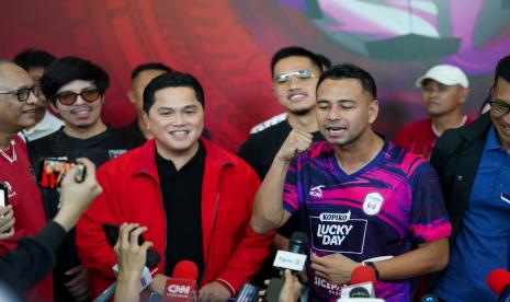 Menteri BUMN Erick Thohir (tengah) berfoto bersama Raffi Ahmad usai menyerahkan berkas pendaftaran calon Ketua Umum PSSI periode 2023-2027 di Kantor PSSI, GBK Arena, Senayan, Jakarta, Minggu (15/1/2023). Erick Thohir masuk menjadi salah satu kandidat calon Ketua Umum PSSI yang akan dipilih pada Kongres Luar Biasa (KLB) pada 16 Februari 2023.