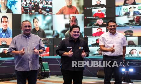 Menteri BUMN Erick Thohir (tengah) bersama Direktur Utama BNI Royke Tumilaar (kiri) Direktur Treasury dan International BNI Henry Panjaitan (kanan) berfoto bersama usai berbincang bersama Diaspora Indonesia di Menara BNI, Jakarta, Sabtu (19/2/2022). Kegiatan tersebut sebagai salah satu upaya BUMN melalui BNI mendorong Diaspora Indonesia untuk bisa lebih mengembangkan produk UMKM ke dunia serta bantuan program Indonesia Diaspora Network (IDN) di Hongkong, bantuan pendidikan bagi pekerja migran di Korea Selatan dan bantuan promosi produk Indonesia pada vending machine food di Tokyo. 