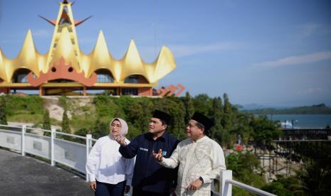 Menteri BUMN Erick Thohir (tengah) bersama Direktur Utama BSI Hery Gunardi (kanan) dan Direktur Utama PT ASDP Indonesia Ferry (Persero) Ira Puspadewi meninjau Masjid BSI Bakauheni saat peresmiannya di kawasan Bakauheni Harbour City, Lampung, Sabtu (18/3/2023).