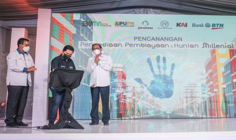 Menteri BUMN Erick Thohir (tengah) saat meluncurkan proyek hunian milenial terintegrasi transportasi Samesta Mahata Margonda, Depok, Jawa Barat, Sabtu (2/4/2022). 