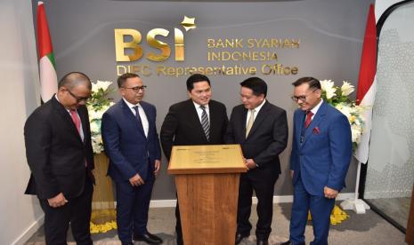 Menteri BUMN Erick Thohir (tengah) didamping Direktur Utama PT Bank Syariah Indonesia Tbk Hery Gunardi (kanan) dan CEO Indonesia Investment Authority Ridha Wirakusumah (kiri) berdialog saat mengunjungi Representative Office BSI Dubai - UAE. BSI terus memperkuat bisnis global untuk mendukung visi menjadi Top 10 Global Islamic Bank dan mendorong pertumbuhan ekonomi Indonesia terjaga baik secara berkelanjutan. 