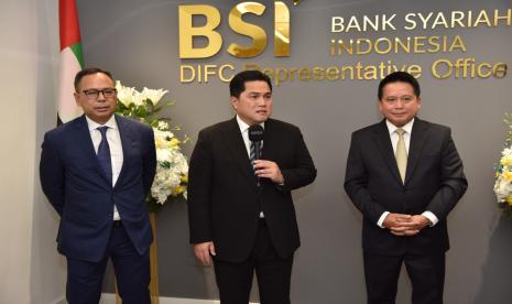 Menteri BUMN Erick Thohir (tengah) didamping Direktur Utama PT Bank Syariah Indonesia Tbk Hery Gunardi (kanan) dan CEO Indonesia Investment Authority Ridha Wirakusumah (kiri) berdialog saat mengunjungi Representative Office BSI Dubai - UAE. BSI terus memperkuat bisnis global untuk mendukung visi menjadi Top 10 Global Islamic Bank dan mendorong pertumbuhan ekonomi Indonesia terjaga baik secara berkelanjutan. 