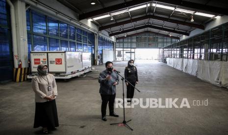 Menteri BUMN Erick Thohir (tengah) didampingi Direktur Produksi dan Distribusi Kefarmasian Kemenkes Agusdini (kiri) dan Kepala Kantor Bea Cukai Bandara Soekarno-Hatta Finari Manan (kanan) menyampaikan keterangan pers saat menyambut kedatangan vaksin COVID-19 di Teminal Cargo Bandara Soekarno Hatta, Tangerang, Banten, Senin (31/5/2021). Sebanyak delapan juta dosis vaksin COVID-19 Sinovac kembali tiba di Indonesia dan selanjutnya akan dilakukan proses produksi oleh Bio Farma.