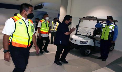 Menteri BUMN Erick Thohir (tengah) didampingi Presiden Direktur PT Angkasa Pura II Muhammad Awaludin (kiri) menyapa petugas AVSEC saat melakukan kunjungan ke Terminal 3 Bandara Soekarno Hatta, Tangerang, Banten, Selasa (26/4/2022). Dalam kunjungannya Erick Thohir memberikan motivasi dan semangat kepada petugas yang terlibat dalam angkutan Lebaran 2022 Bandara Soetta dan berpesan agar melayani para pemudik dengan baik. 