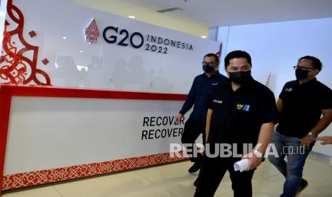 Menteri BUMN Erick Thohir (tengah) didampingi Wakil Menteri BUMN II Kartika Wirjoatmodjo (kanan) dan Dirut Angkasa Pura (AP) I Faik Fahmi (kiri) meninjau fasilitas Bandara Internasional I Gusti Ngurah Rai di Badung, Bali.  PT Angkasa Pura (AP) I (Persero) menerima apresiasi dari Menteri BUMN Erick Thohir atas kontribusi dan peranannya dalam mensukseskan penyelenggaraan Konferensi Tingkat Tinggi (KTT) G20. Dalam acara yang dilaksanakan pada Selasa (29/11/2022) malam di Sasono Utomo Taman Mini Indonesia Indah (TMII) tersebut, AP I menerima apresiasi kategori Sarana Prasarana Transportasi yang diterima langsung oleh Direktur Utama AP I Faik Fahmi.