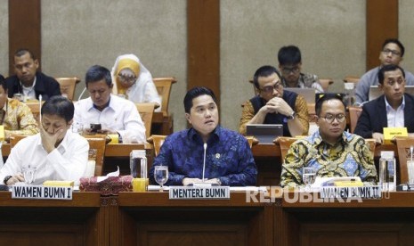 Menteri BUMN Erick Thohir (tengah) didampingi Wakil Menteri I Budi Gunadi Sadikin (kiri) dan Wakil Menteri II Kartika Wirjoatmodjo (kanan) mengikuti rapat kerja dengan Komisi VI DPR di Kompleks Parlemen, Senayan, Jakarta, Kamis (20/2/2020).