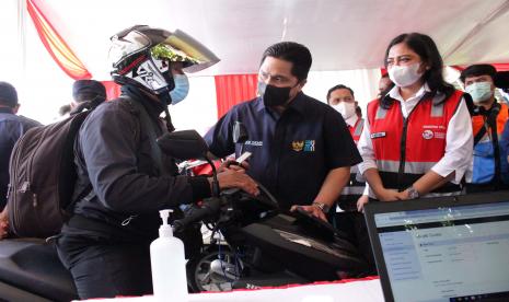 Menteri BUMN Erick Thohir (tengah), Dirut PT Pelni Tri Andayani (kanan) berbincang kepada pemudik saat melepas kapal mudik gratis di Pelabuhan Tanjung Priok, Jakarta Utara.