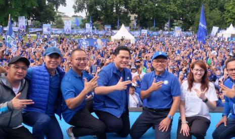 Menteri BUMN Erick Thohir (tengah), Ketua Umum PAN Zulkifli Hasan (bertopi), dan Sekjen PAN Eddy Soeparno (tiga dari kiri) , saat mengikuti Kampanye Akbar PAN di Kota Bogor.