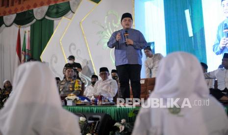 Menteri BUMN Erick Thohir (tengah). Pondok Pesantren (Ponpes) Darussalam, Blokagung, Banyuwangi, Jawa Timur, akan mendoakan Menteri BUMN Erick Thohir selama 40 hari. Doa-doa itu akan dipimpin langsung oleh para kiai di Ponpes tersebut.