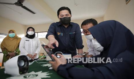 Menteri BUMN Erick Thohir (tengah) mencoba aplikasi pembelajaran bahasa Isyarat i-CHAT (I Can Hear and Talk) saat meninjau Sekolah Luar Biasa (SLB) Aisyiyah Kawalu pada kunjungan kerja di Tasikmalaya, Jawa Barat, Sabtu (12/6/2021). Dalam kegiatan tersebut Menteri BUMN memberikan bantuan berupa peralatan digital untuk mendukung Kegiatan Belajar Mengajar (KBM) di sekolah tersebut.