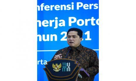 Menteri BUMN Erick Thohir. Direktur Eksekutif PARA Syndicate, Ari Nurcahyo mengatakan dinamika politik jelang pemilu 2024 semakin menghangat, bukan hanya soal siapa yang akan dicalonkan sebagai presiden, namun juga posisi calon wakil presiden. Dari tiga nama yang mungkin akan muncul sebagai capres, ternyata ada satu nama bakal calon wakil presiden yang bisa masuk dan diterima setidaknya oleh dua capres. Nama itu, menurut Ari adalah Erick Thohir.