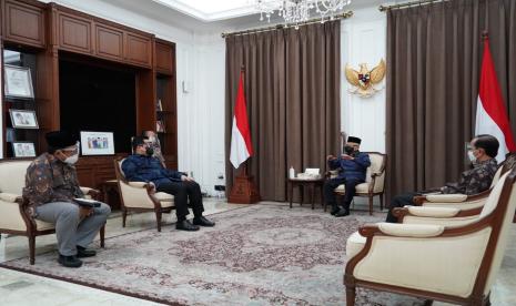 Menteri BUMN Erick Thohir usai menemui Wakil Presiden Ma