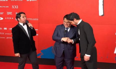 Menteri BUMN Erick Thohir (tengah) di Red Carpet Festival Film Indonesia (FFI) 2022, yang digelar di Plenary Hall JCC Senayan, Jakarta, Selasa (22/11/2022). 