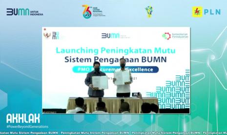 Menteri BUMN (kiri) dan Menteri Perindustrian Agus Gumiwang Kartasasmita (kanan) menandatangani nota kesepahaman antara Kementerian BUMN dan Kementerian Perindustrian tentang kerja sama peningkatan penggunaan produk dalam negeri di BUMN dan UMK mitra binaan BUMN di Jakarta, Kamis (9/9).