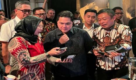 Menteri BUMN RI Erick Thohir (tengah) didampingi oleh Direktur Utama Telkom Ririek Ardiansyah (kanan). Menteri Badan Usaha Milik Negara (BUMN) Erick Thohir mengatakan komitmen PT Telkom Indonesia (Persero) Tbk (Telkom) untuk bertransformasi tidak hanya dari segi bisnis namun juga sumber daya manusia, terus membuahkan hasil yang baik.